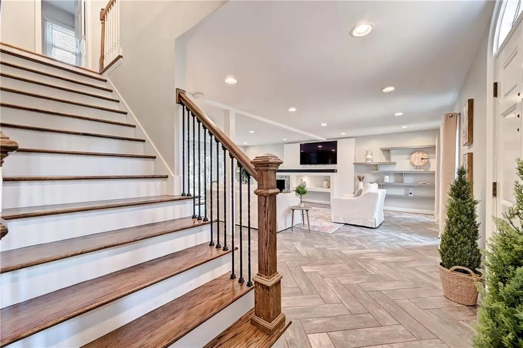 385 Spindle Court, Sandy Springs, Georgia 30350, 5 Bedrooms Bedrooms, ,4 BathroomsBathrooms,Residential,Sold,385 Spindle Court,7181436