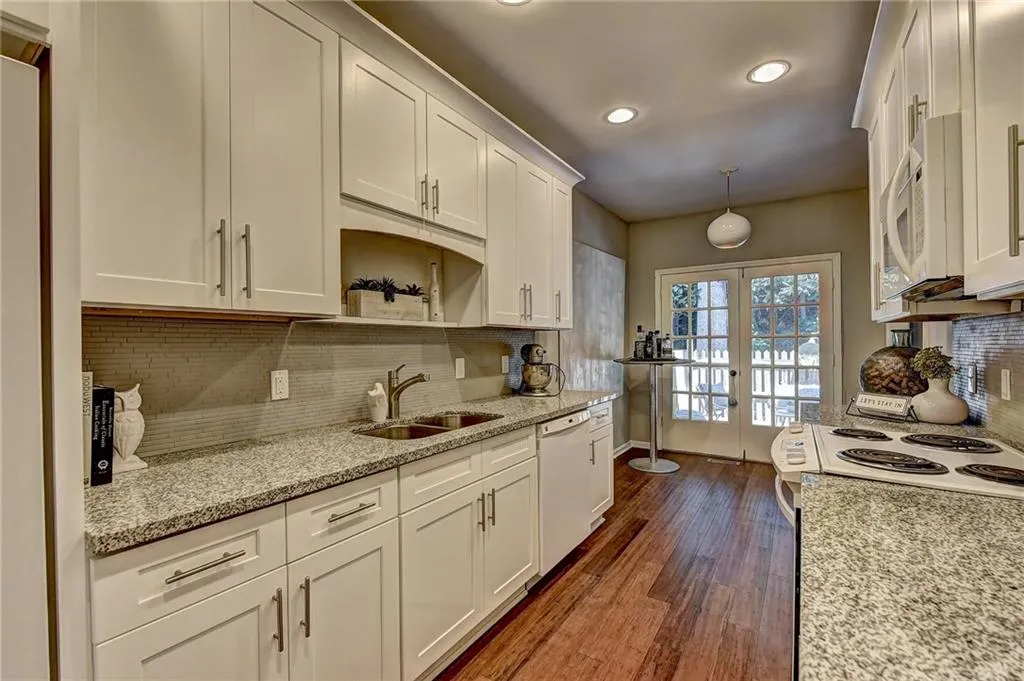 804 Brandywine Circle, Sandy Springs, Georgia 30350, 3 Bedrooms Bedrooms, ,2 BathroomsBathrooms,Residential,Sold,804 Brandywine Circle,6606351