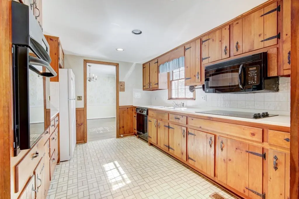 560 Tanacrest Circle, Atlanta, Georgia 30328, 6 Bedrooms Bedrooms, ,3 BathroomsBathrooms,Residential,Sold,560 Tanacrest Circle,6515894