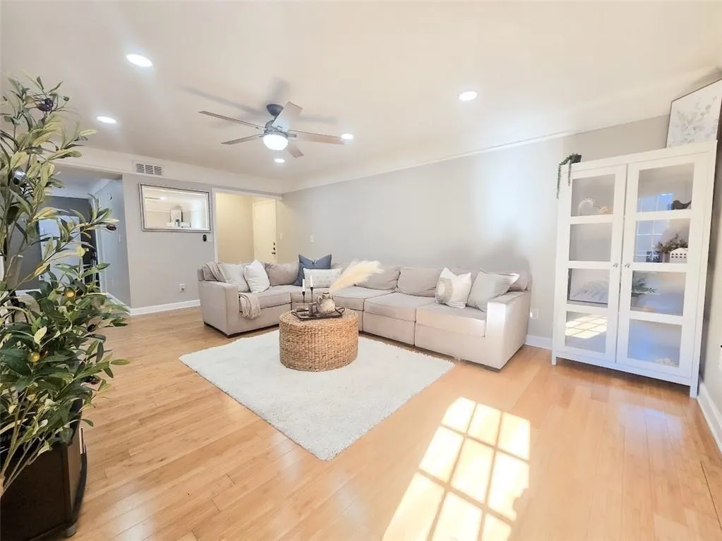 6851 Roswell Road Unit I-18, Atlanta, Georgia 30328, 3 Bedrooms Bedrooms, ,2 BathroomsBathrooms,Residential,For Sale,6851 Roswell Road Unit I-18,7619455