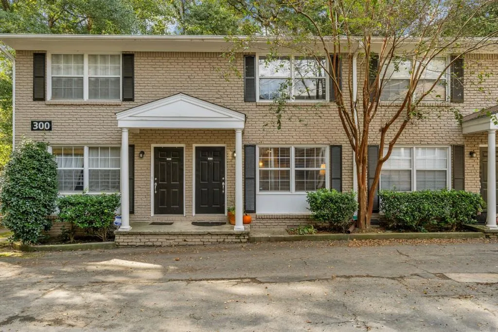 2232 Dunseath Avenue Nw Unit 302, Atlanta, Georgia 30318, 2 Bedrooms Bedrooms, ,1 BathroomBathrooms,Residential,Sold,2232 Dunseath Avenue Nw Unit 302,6088543