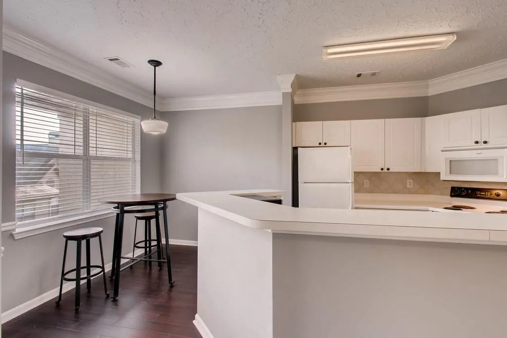 5559 Glenridge Drive Unit 1401, Atlanta, Georgia 30342, 2 Bedrooms Bedrooms, ,1 BathroomBathrooms,Residential,Sold,5559 Glenridge Drive Unit 1401,6502177