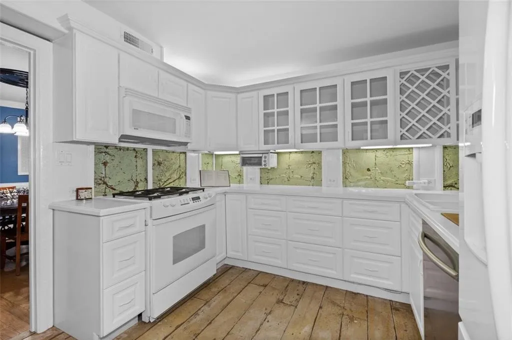5400 Roswell Road Unit D4, Sandy Springs, Georgia 30342, 3 Bedrooms Bedrooms, ,2 BathroomsBathrooms,Residential,Sold,5400 Roswell Road Unit D4,7274206