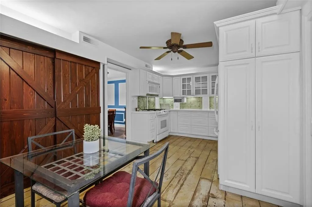 5400 Roswell Road Unit D4, Sandy Springs, Georgia 30342, 3 Bedrooms Bedrooms, ,2 BathroomsBathrooms,Residential,Sold,5400 Roswell Road Unit D4,7274206