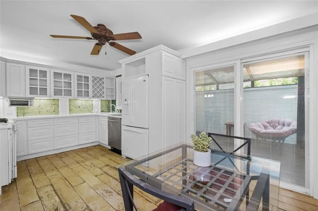 5400 Roswell Road Unit D4, Sandy Springs, Georgia 30342, 3 Bedrooms Bedrooms, ,2 BathroomsBathrooms,Residential,Sold,5400 Roswell Road Unit D4,7274206