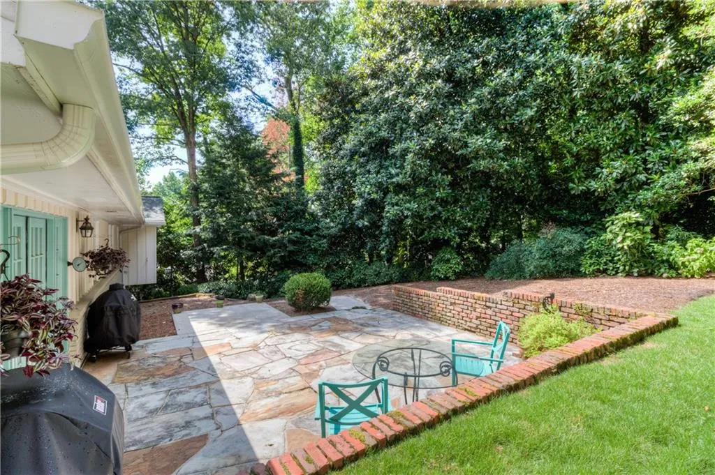 725 E Northway Lane, Atlanta, Georgia 30342, 4 Bedrooms Bedrooms, ,3 BathroomsBathrooms,Residential,Sold,725 E Northway Lane,6582252