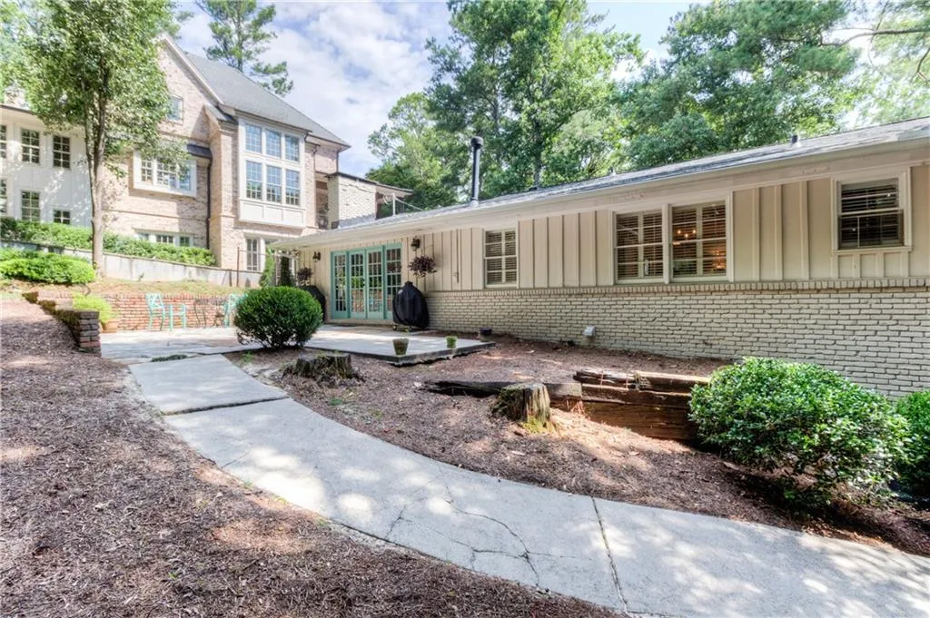 725 E Northway Lane, Atlanta, Georgia 30342, 4 Bedrooms Bedrooms, ,3 BathroomsBathrooms,Residential,Sold,725 E Northway Lane,6582252
