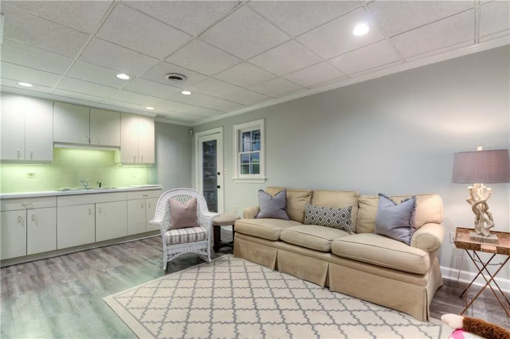 725 E Northway Lane, Atlanta, Georgia 30342, 4 Bedrooms Bedrooms, ,3 BathroomsBathrooms,Residential,Sold,725 E Northway Lane,6582252