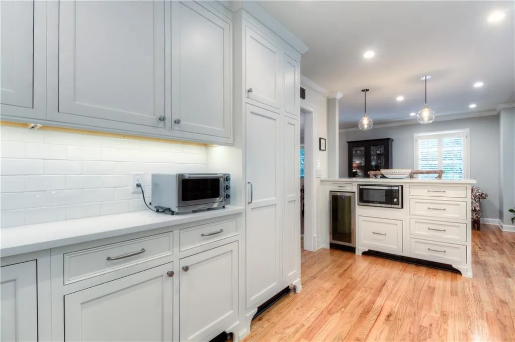 725 E Northway Lane, Atlanta, Georgia 30342, 4 Bedrooms Bedrooms, ,3 BathroomsBathrooms,Residential,Sold,725 E Northway Lane,6582252