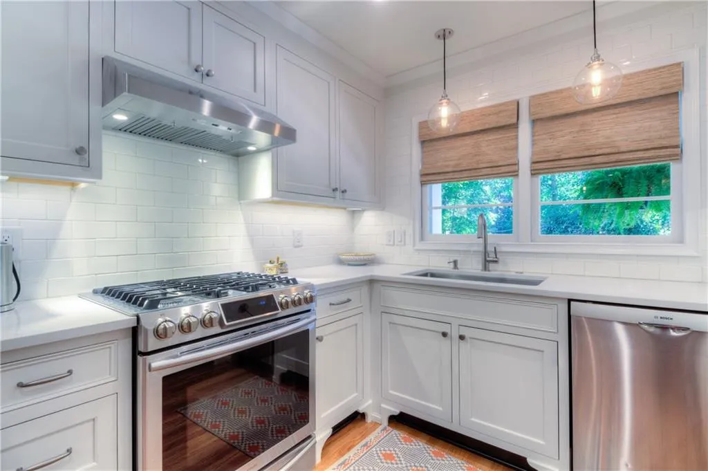725 E Northway Lane, Atlanta, Georgia 30342, 4 Bedrooms Bedrooms, ,3 BathroomsBathrooms,Residential,Sold,725 E Northway Lane,6582252