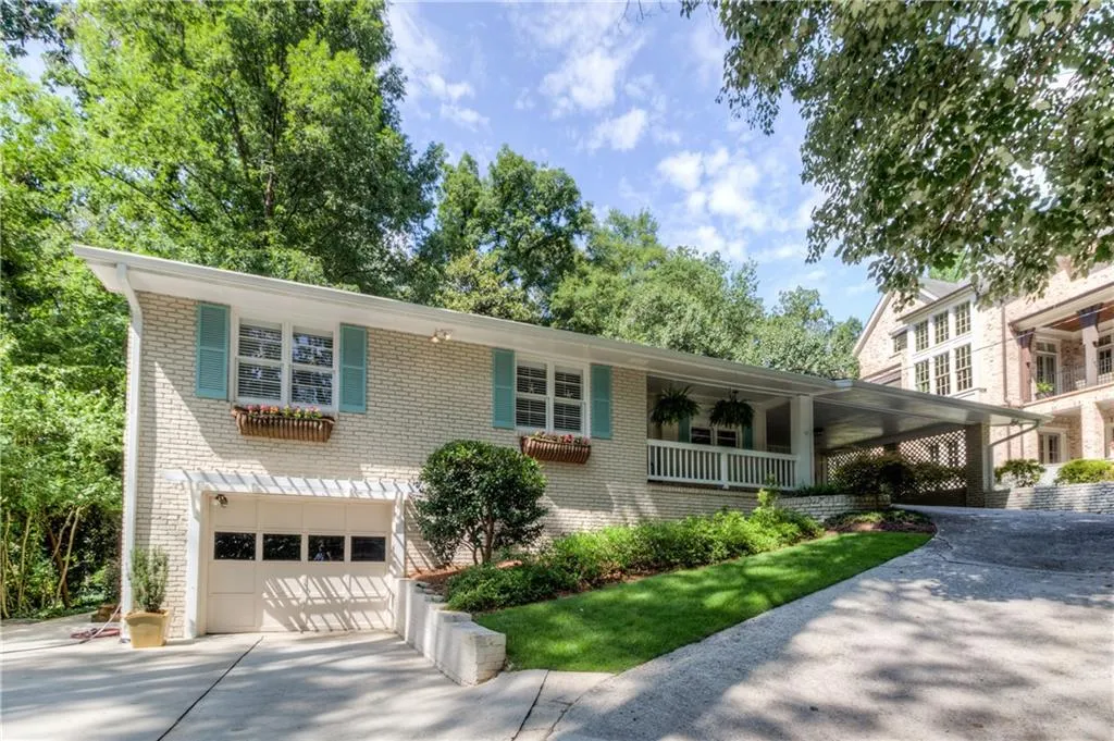 725 E Northway Lane, Atlanta, Georgia 30342, 4 Bedrooms Bedrooms, ,3 BathroomsBathrooms,Residential,Sold,725 E Northway Lane,6582252