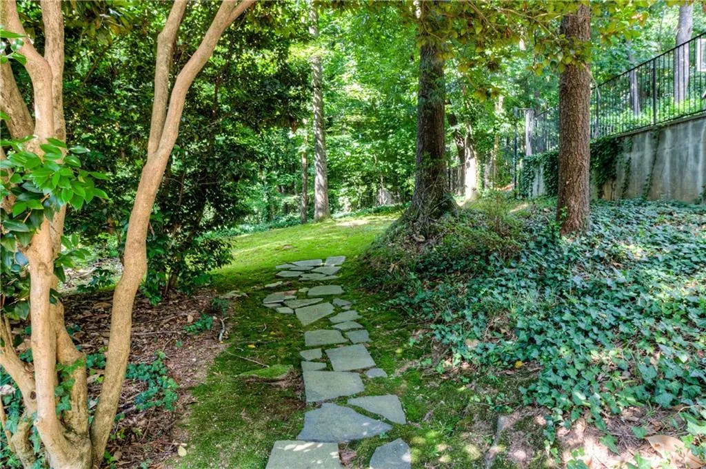 725 E Northway Lane, Atlanta, Georgia 30342, 4 Bedrooms Bedrooms, ,3 BathroomsBathrooms,Residential,Sold,725 E Northway Lane,6582252