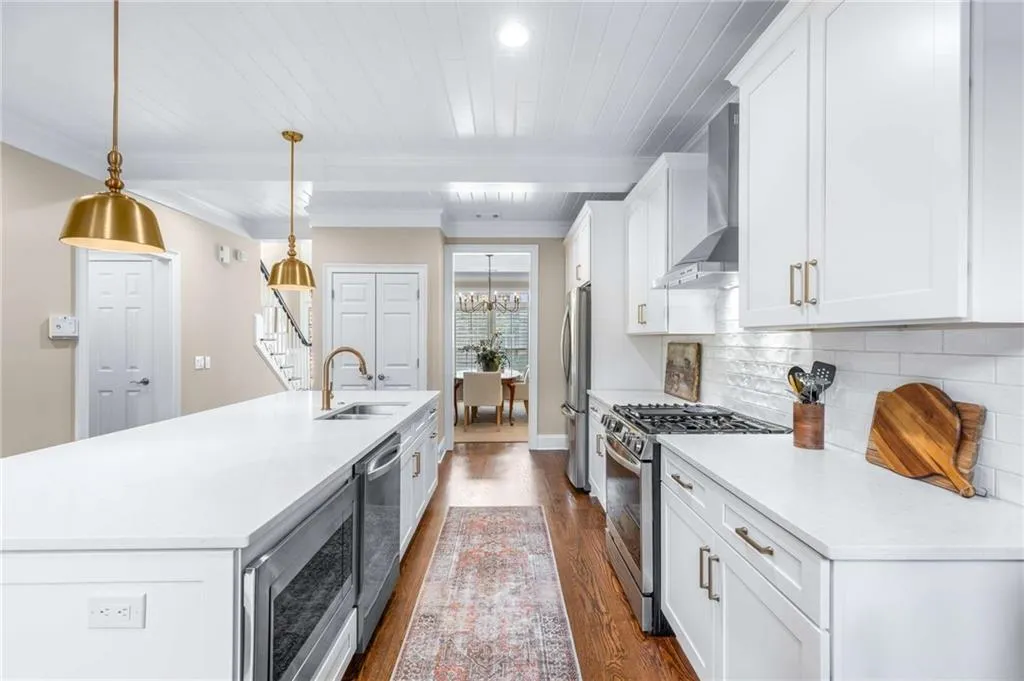 188 Mystic Court, Atlanta, Georgia 30342, 3 Bedrooms Bedrooms, ,3 BathroomsBathrooms,Residential,For Sale,188 Mystic Court,7656155