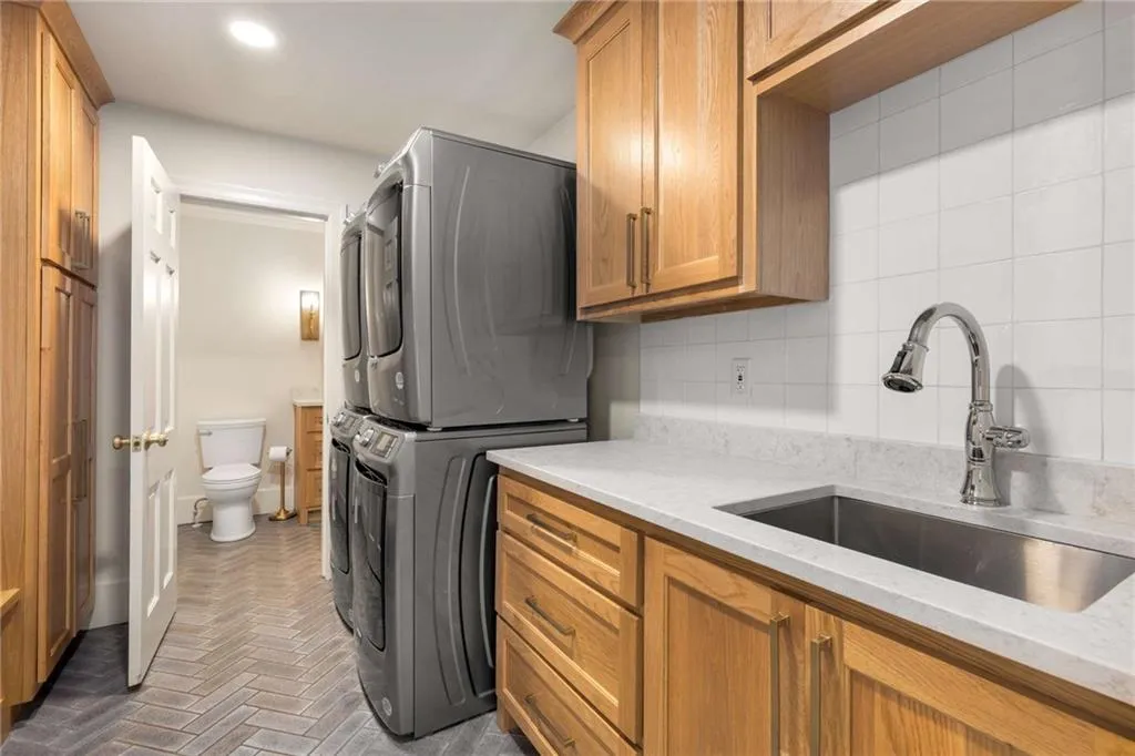 720 Fair Oaks Manor, Sandy Springs, Georgia 30327, 5 Bedrooms Bedrooms, ,4 BathroomsBathrooms,Residential,For Sale,720 Fair Oaks Manor,7673452