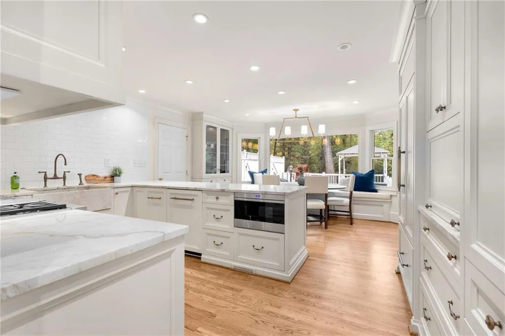 720 Fair Oaks Manor, Sandy Springs, Georgia 30327, 5 Bedrooms Bedrooms, ,4 BathroomsBathrooms,Residential,For Sale,720 Fair Oaks Manor,7673452