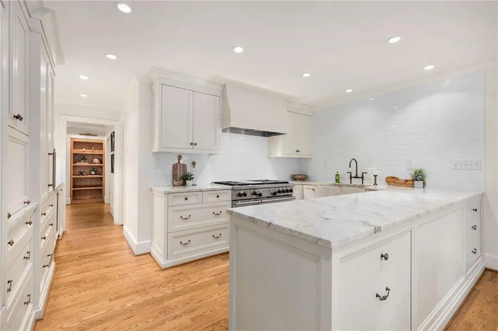 720 Fair Oaks Manor, Sandy Springs, Georgia 30327, 5 Bedrooms Bedrooms, ,4 BathroomsBathrooms,Residential,For Sale,720 Fair Oaks Manor,7673452