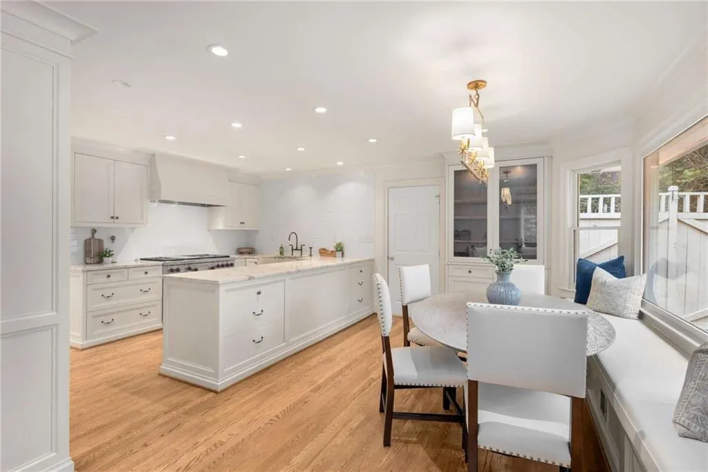 720 Fair Oaks Manor, Sandy Springs, Georgia 30327, 5 Bedrooms Bedrooms, ,4 BathroomsBathrooms,Residential,For Sale,720 Fair Oaks Manor,7673452