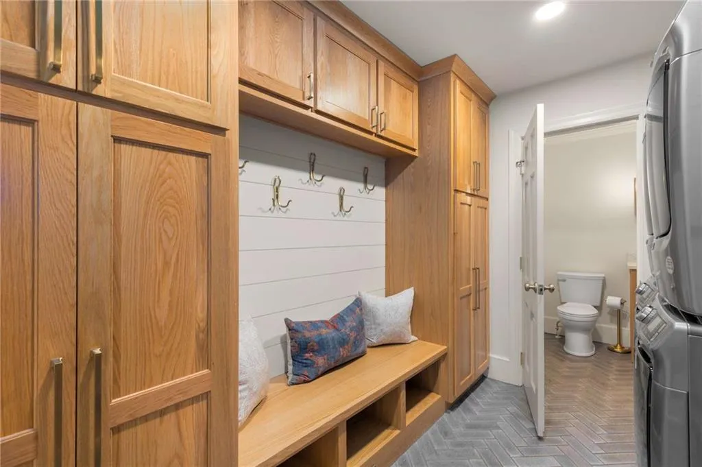 720 Fair Oaks Manor, Sandy Springs, Georgia 30327, 5 Bedrooms Bedrooms, ,4 BathroomsBathrooms,Residential,For Sale,720 Fair Oaks Manor,7673452