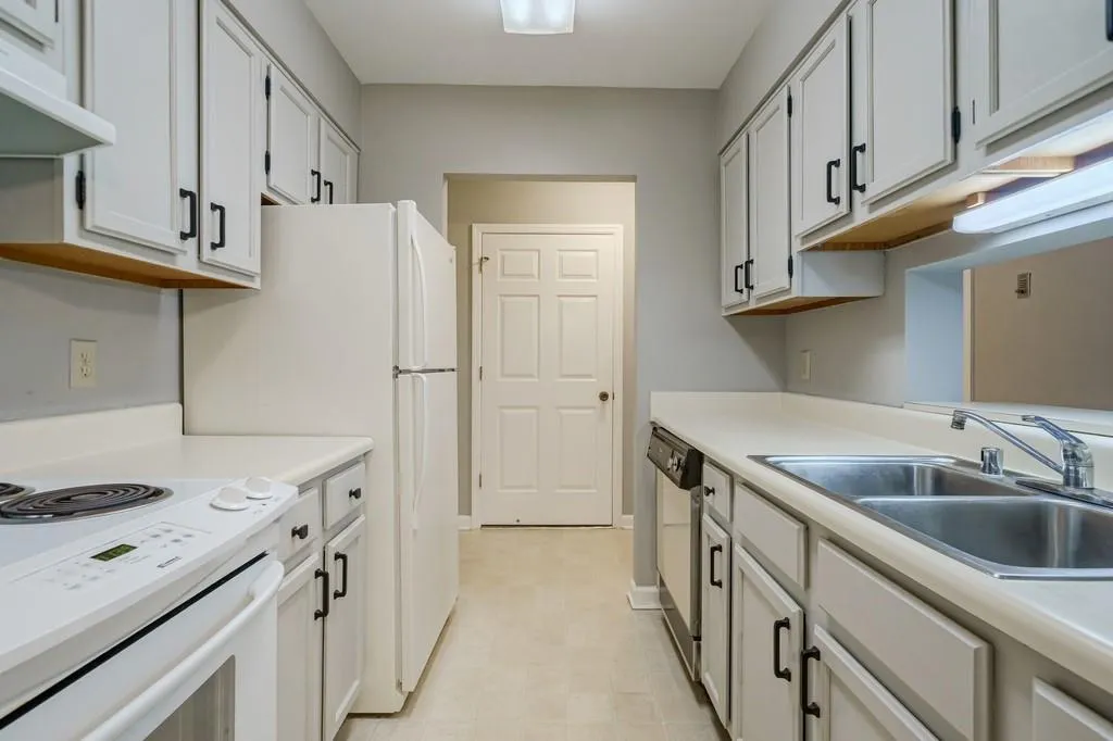 300 Johnson Ferry Road Ne Unit A310, Sandy Springs, Georgia 30328, 1 Bedroom Bedrooms, ,1 BathroomBathrooms,Residential,Sold,300 Johnson Ferry Road Ne Unit A310,6974033