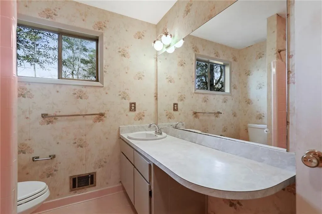 6365 River Overlook Drive, Atlanta, Georgia 30328, 4 Bedrooms Bedrooms, ,3 BathroomsBathrooms,Residential,Sold,6365 River Overlook Drive,6819021