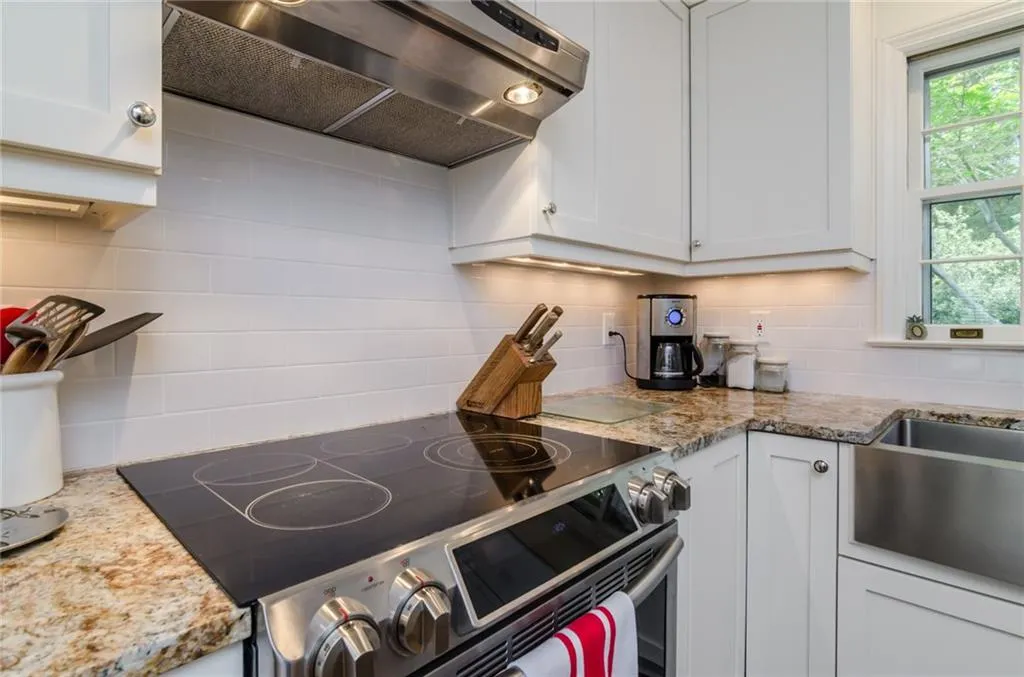 1556 Walthall Court Nw, Atlanta, Georgia 30318, 3 Bedrooms Bedrooms, ,2 BathroomsBathrooms,Residential,Sold,1556 Walthall Court Nw,5732922