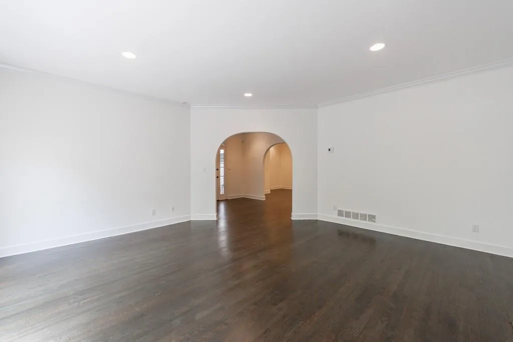 3491 Roswell Road Ne Unit E, Atlanta, Georgia 30305, 2 Bedrooms Bedrooms, ,2 BathroomsBathrooms,Residential,For Sale,3491 Roswell Road Ne Unit E,7625302