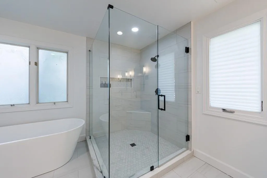 3491 Roswell Road Ne Unit E, Atlanta, Georgia 30305, 2 Bedrooms Bedrooms, ,2 BathroomsBathrooms,Residential,For Sale,3491 Roswell Road Ne Unit E,7625302