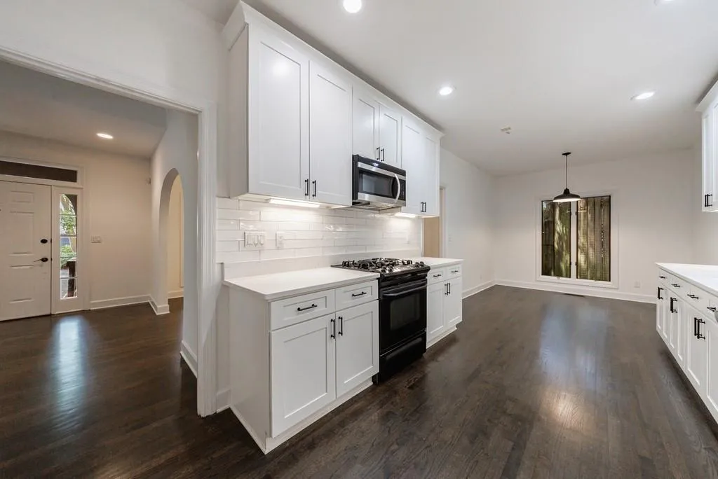 3491 Roswell Road Ne Unit E, Atlanta, Georgia 30305, 2 Bedrooms Bedrooms, ,2 BathroomsBathrooms,Residential,For Sale,3491 Roswell Road Ne Unit E,7625302