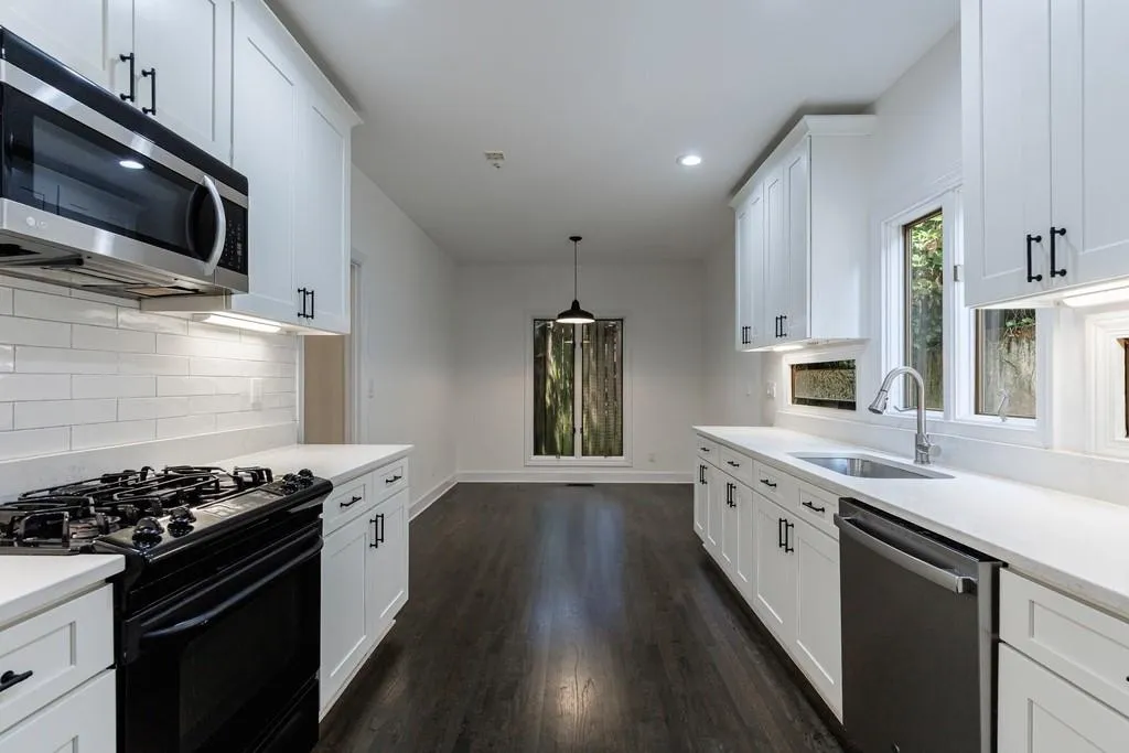 3491 Roswell Road Ne Unit E, Atlanta, Georgia 30305, 2 Bedrooms Bedrooms, ,2 BathroomsBathrooms,Residential,For Sale,3491 Roswell Road Ne Unit E,7625302