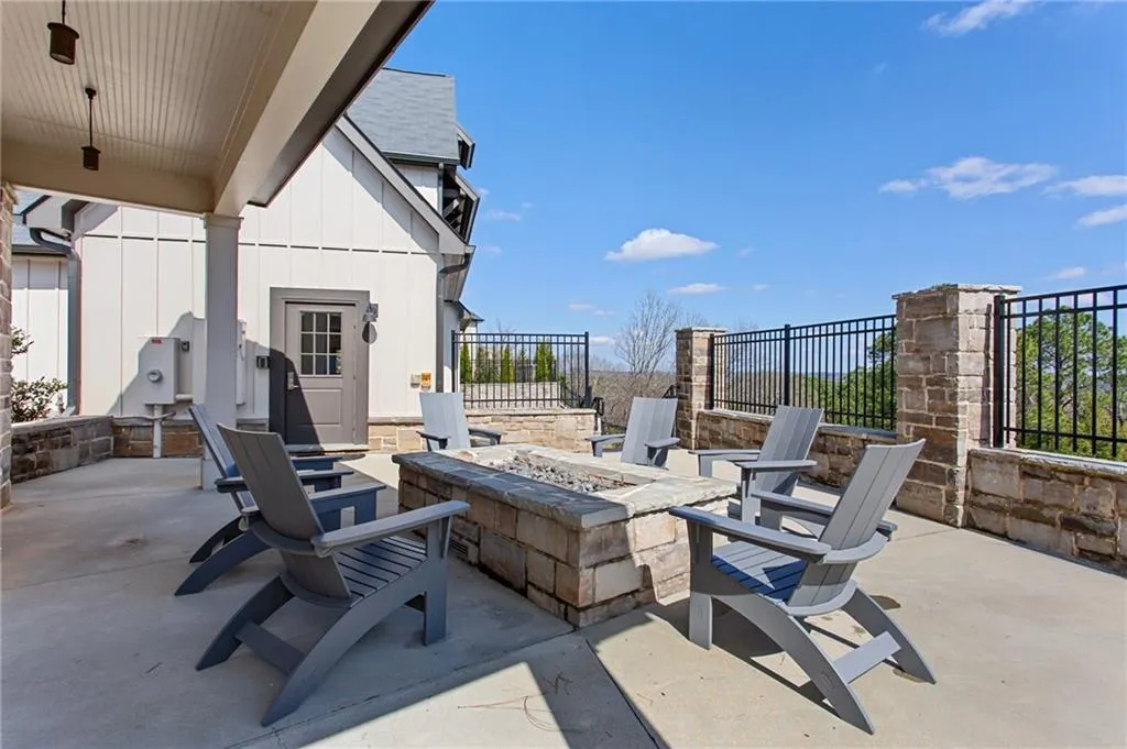 2527 Figaro Drive Unit 214, Atlanta, Georgia 30339, 3 Bedrooms Bedrooms, 0 ,3 BathroomsBathrooms,Residential,For Sale,2527 Figaro Drive Unit 214,7729784