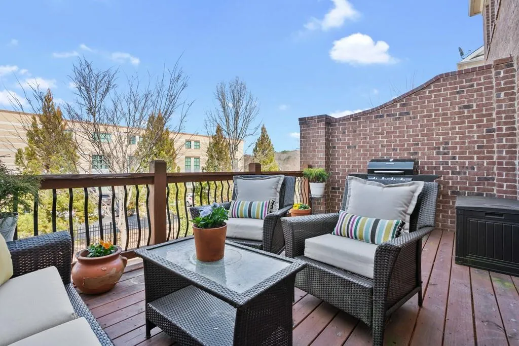 117 Alderwood Hill Ne, Sandy Springs, Georgia 30328, 3 Bedrooms Bedrooms, ,3 BathroomsBathrooms,Residential,Sold,117 Alderwood Hill Ne,6852393