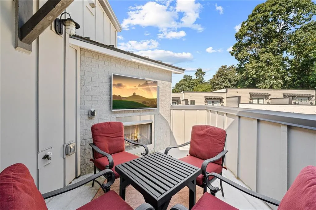 View of the rear facing balcony