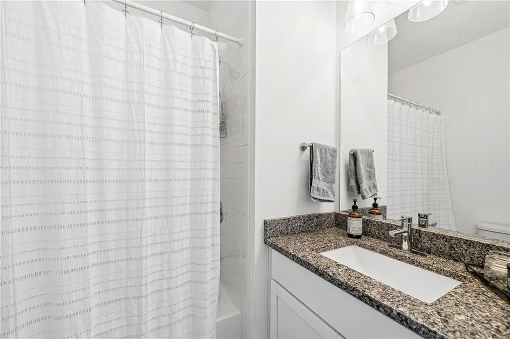 Full bath with vanity and shower / bath combo