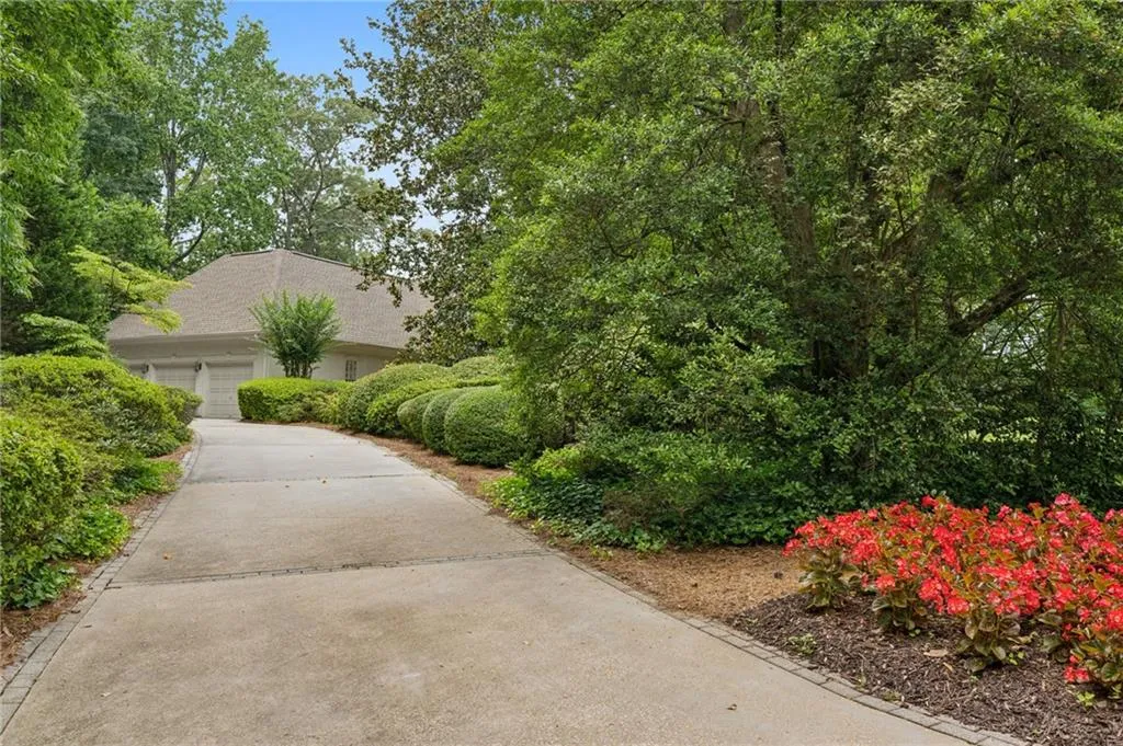 Second driveway leading to the garage