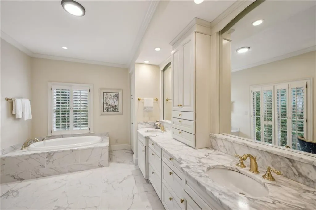 Double vanity with loads of storage