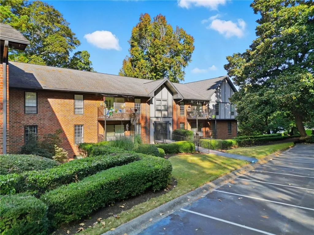 6851 Roswell Road Unit H29, Atlanta, Georgia 30328, 2 Bedrooms Bedrooms, ,2 BathroomsBathrooms,Residential,For Sale,6851 Roswell Road Unit H29,7674571