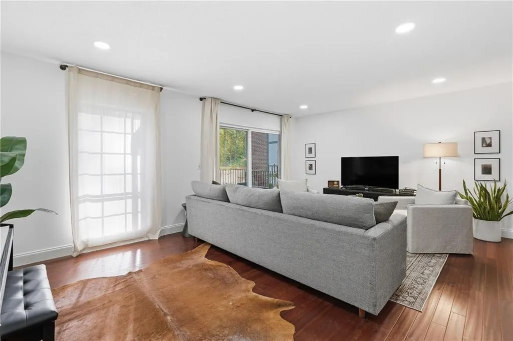 6851 Roswell Road Unit H29, Atlanta, Georgia 30328, 2 Bedrooms Bedrooms, ,2 BathroomsBathrooms,Residential,For Sale,6851 Roswell Road Unit H29,7674571