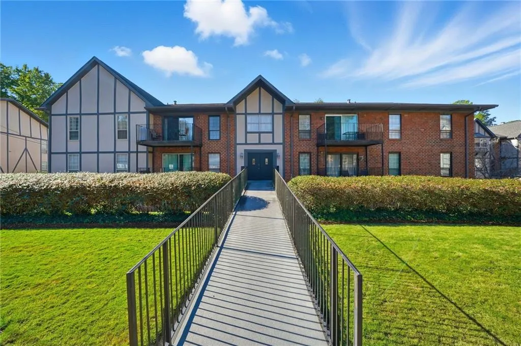 6851 Roswell Road Unit H29, Atlanta, Georgia 30328, 2 Bedrooms Bedrooms, ,2 BathroomsBathrooms,Residential,For Sale,6851 Roswell Road Unit H29,7674571