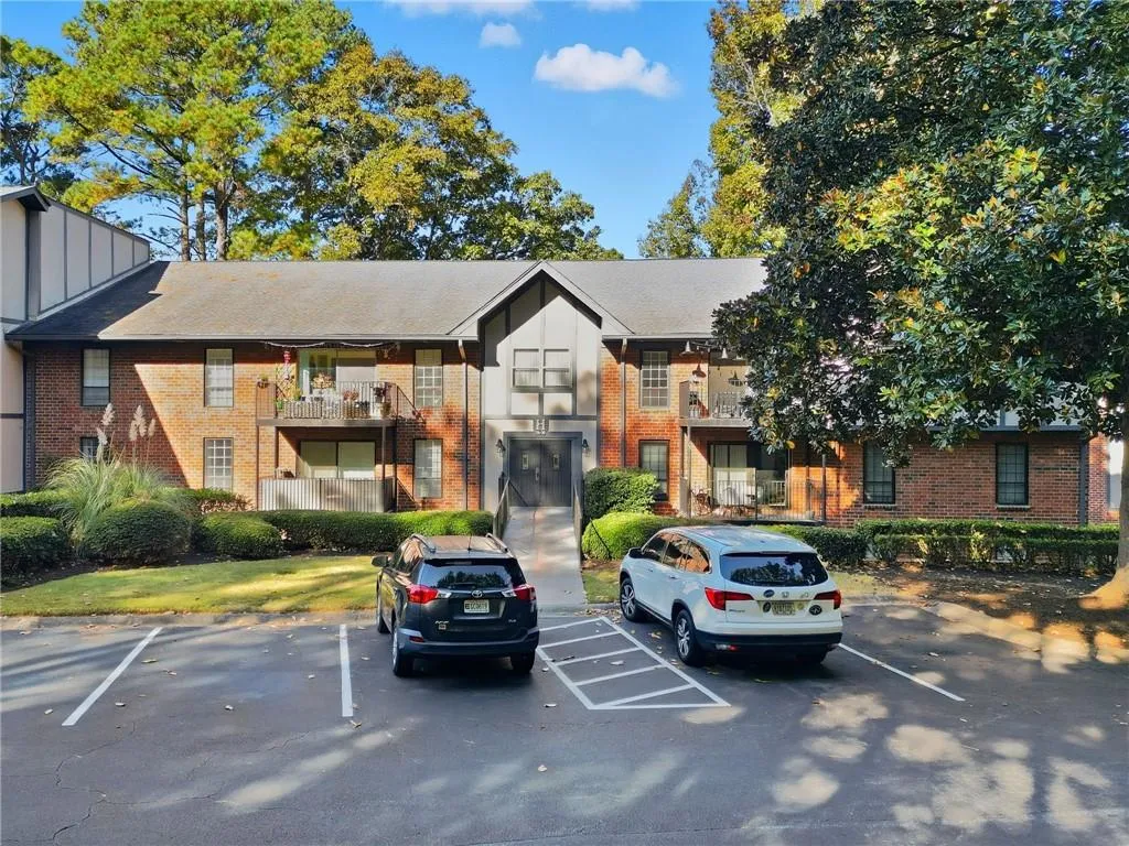 6851 Roswell Road Unit H29, Atlanta, Georgia 30328, 2 Bedrooms Bedrooms, ,2 BathroomsBathrooms,Residential,For Sale,6851 Roswell Road Unit H29,7674571