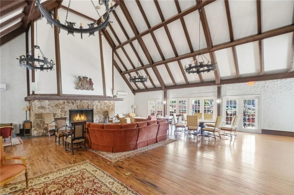 6851 Roswell Road Unit H29, Atlanta, Georgia 30328, 2 Bedrooms Bedrooms, ,2 BathroomsBathrooms,Residential,For Sale,6851 Roswell Road Unit H29,7674571