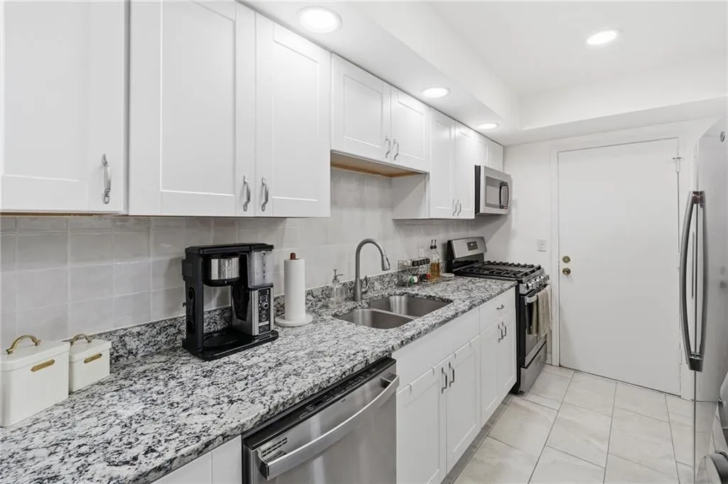 6851 Roswell Road Unit H29, Atlanta, Georgia 30328, 2 Bedrooms Bedrooms, ,2 BathroomsBathrooms,Residential,For Sale,6851 Roswell Road Unit H29,7674571