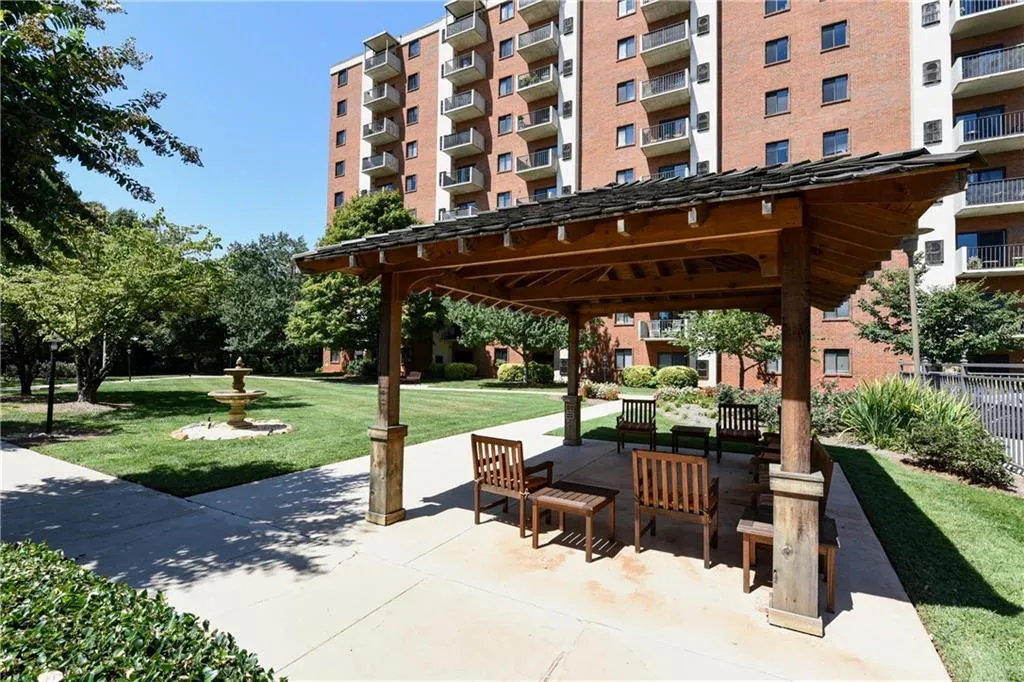 300 Johnson Ferry Road Ne Unit B514, Sandy Springs, Georgia 30328, 2 Bedrooms Bedrooms, ,2 BathroomsBathrooms,Residential,Sold,300 Johnson Ferry Road Ne Unit B514,6668799