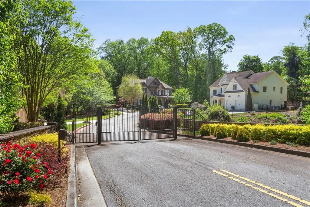 4605 Peachtree Dunwoody Road, Sandy Springs, Georgia 30342, 5 Bedrooms Bedrooms, ,4 BathroomsBathrooms,Residential,Sold,4605 Peachtree Dunwoody Road,7202941