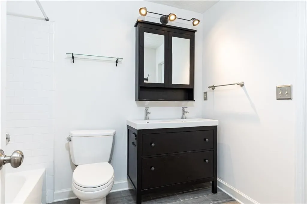 2901 Lenox Way Ne Unit 902, Atlanta, Georgia 30324, 2 Bedrooms Bedrooms, ,1 BathroomBathrooms,Residential,For Sale,2901 Lenox Way Ne Unit 902,7644012