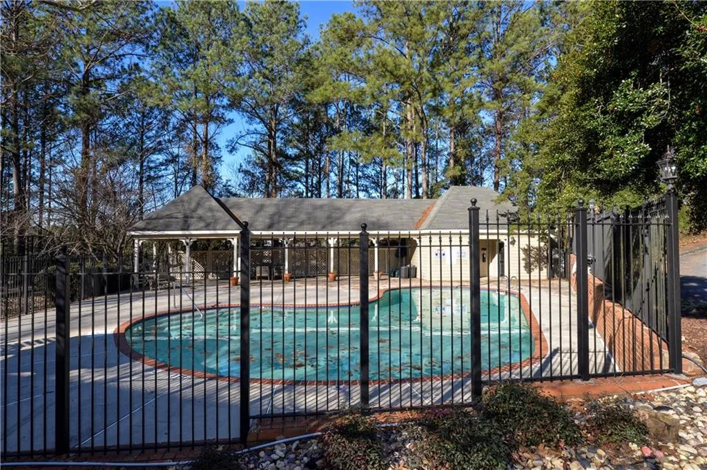402 Bainbridge Drive, Sandy Springs, Georgia 30327, 2 Bedrooms Bedrooms, ,2 BathroomsBathrooms,Residential,Sold,402 Bainbridge Drive,6638934