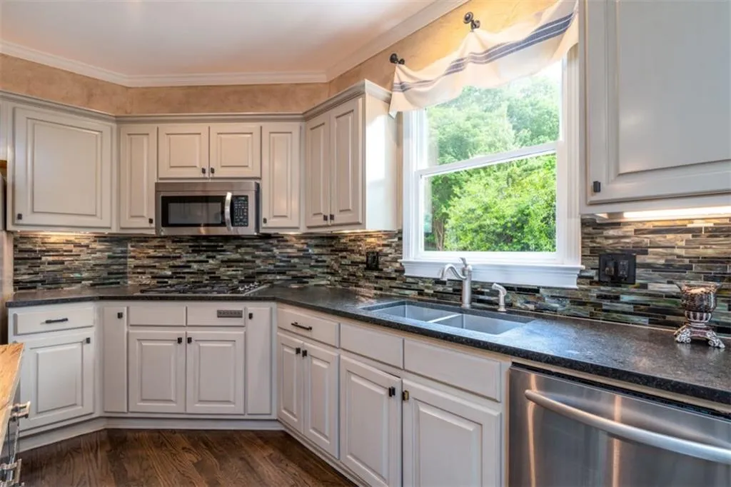 635 Eaton Place, Sandy Springs, Georgia 30350, 5 Bedrooms Bedrooms, ,4 BathroomsBathrooms,Residential,Sold,635 Eaton Place,6875654