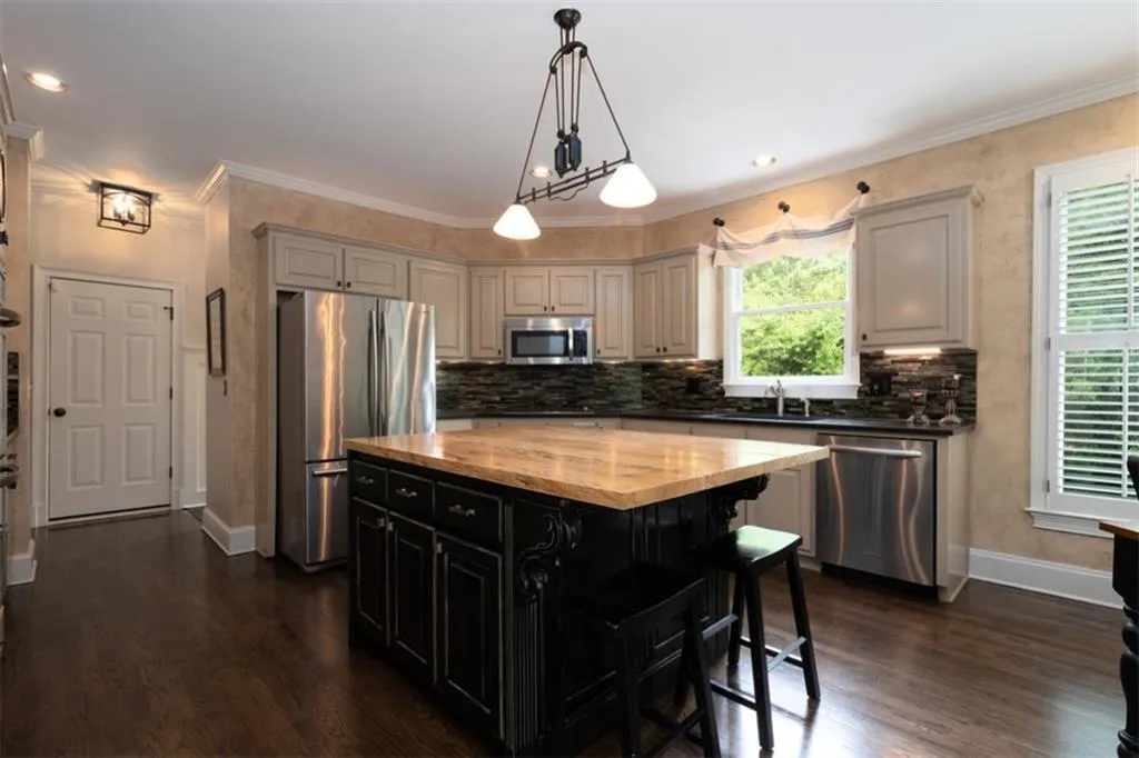 635 Eaton Place, Sandy Springs, Georgia 30350, 5 Bedrooms Bedrooms, ,4 BathroomsBathrooms,Residential,Sold,635 Eaton Place,6875654