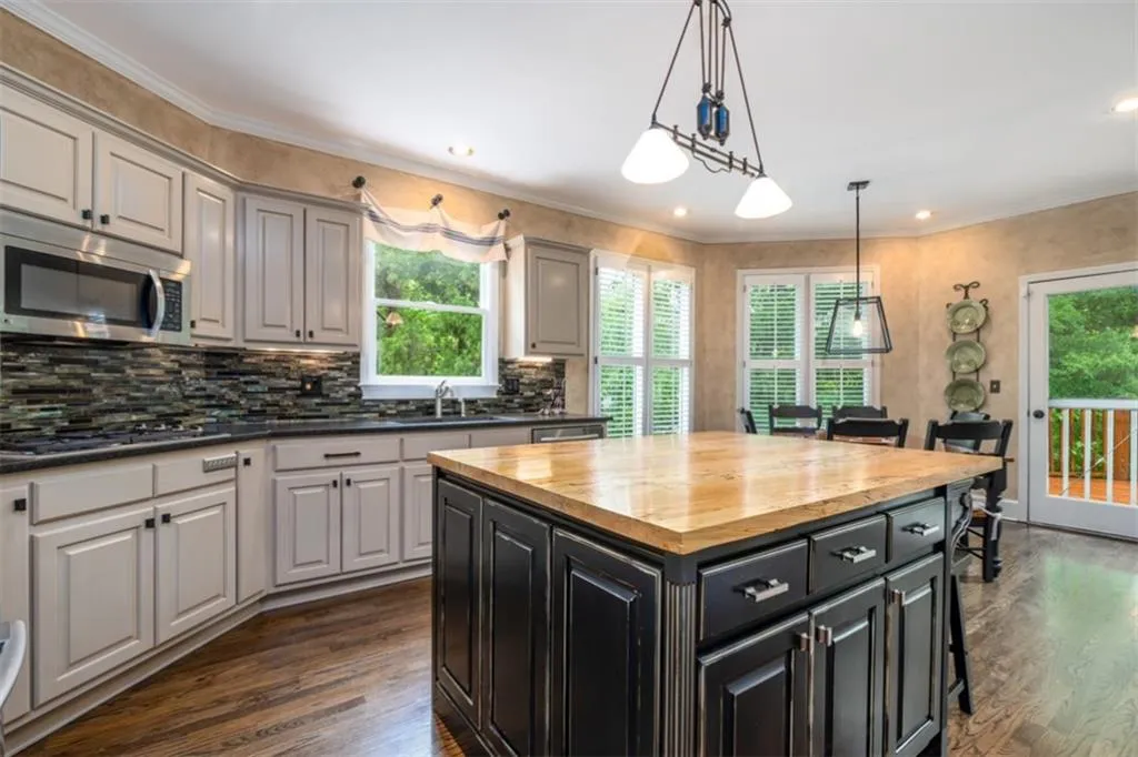 635 Eaton Place, Sandy Springs, Georgia 30350, 5 Bedrooms Bedrooms, ,4 BathroomsBathrooms,Residential,Sold,635 Eaton Place,6875654