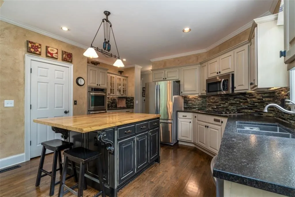635 Eaton Place, Sandy Springs, Georgia 30350, 5 Bedrooms Bedrooms, ,4 BathroomsBathrooms,Residential,Sold,635 Eaton Place,6875654