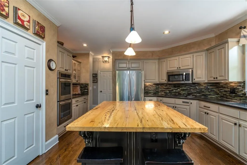 635 Eaton Place, Sandy Springs, Georgia 30350, 5 Bedrooms Bedrooms, ,4 BathroomsBathrooms,Residential,Sold,635 Eaton Place,6875654